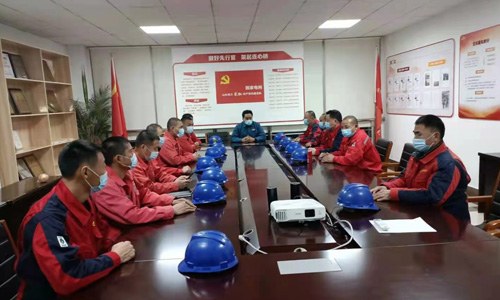 為保障節日期間電力系統運行正常，東營華昌電力工程有限公司部分員工犧牲春節假期，在東營區供電公司值班備崗