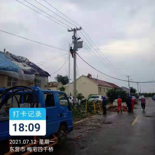 7月12日，六戶鎮武王村龍卷風破壞后搶修施工現場